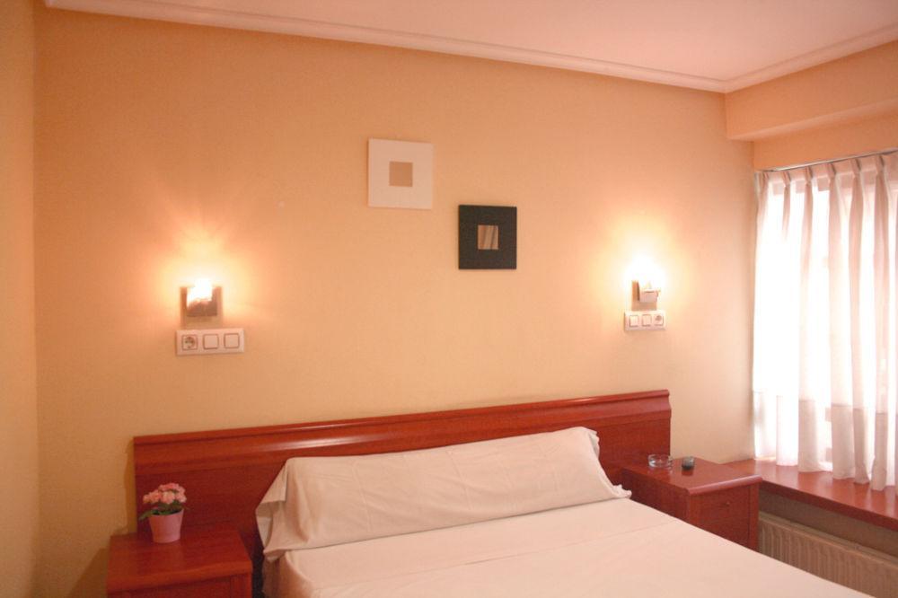 Hostal Alvarez Οβιέδο Εξωτερικό φωτογραφία